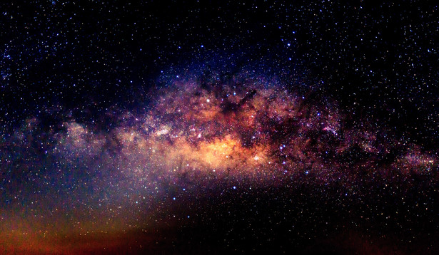 Gwiazdy znajdujące się na obrzeżach galaktyki poruszają się dużo wolniej