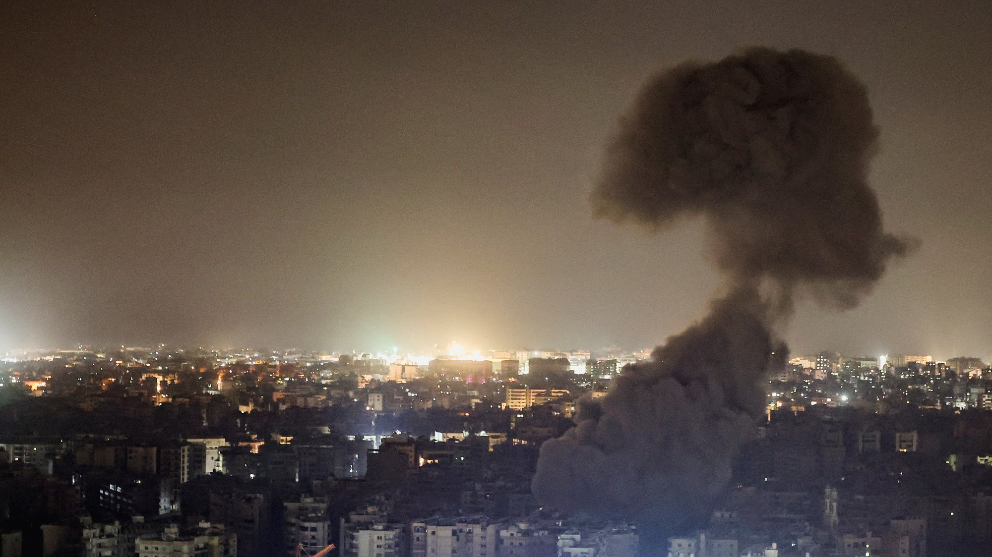 Po izraelských útokoch na južnom predmestí Bejrútu sa valil oblak dymu