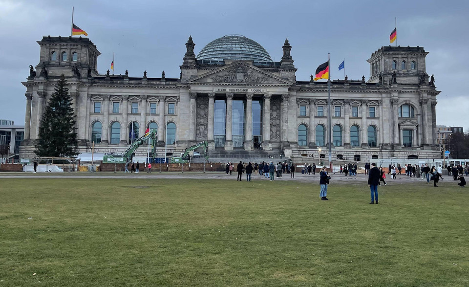 Flagi na Reichstagu powiewają na pół masztu