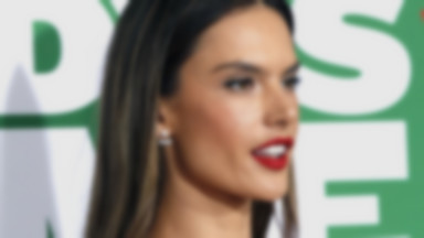 Alessandra Ambrosio w obłędnej kreacji na imprezie. I ten dekolt...