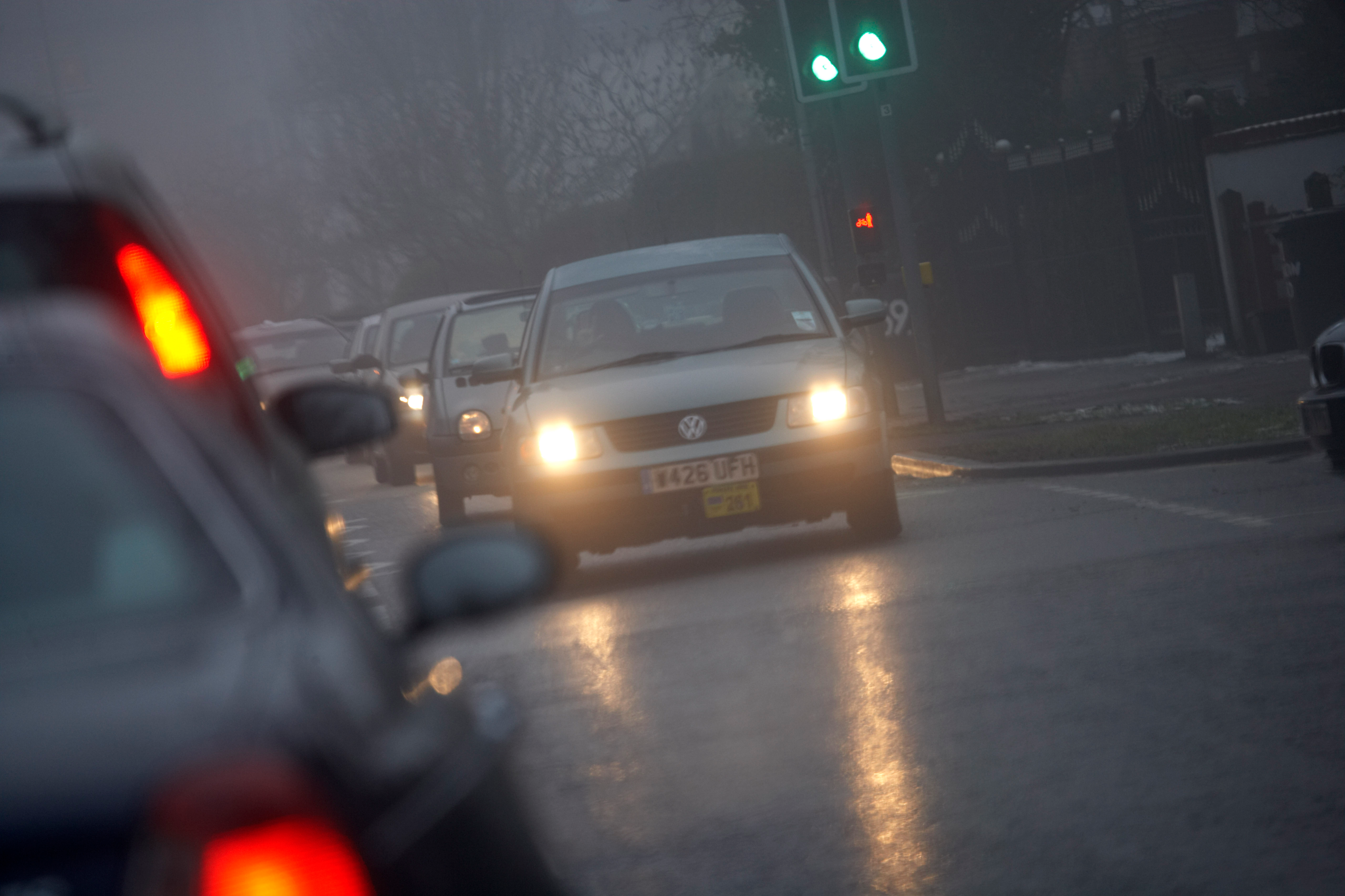 TÜV warnt Autofahrer: Licht-Automatik versagt bei Nebel