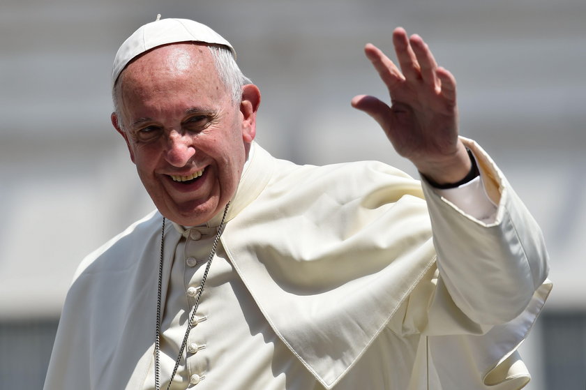 Co śpiewa papież przy goleniu?