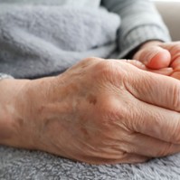 A demencia jelei a kezén is látszódhatnak – mire érdemes figyelni?