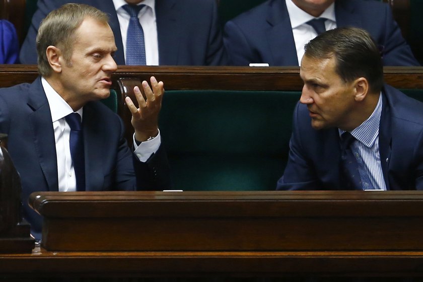 Żenada roku: Sikorski ucieka, a potem przeprasza