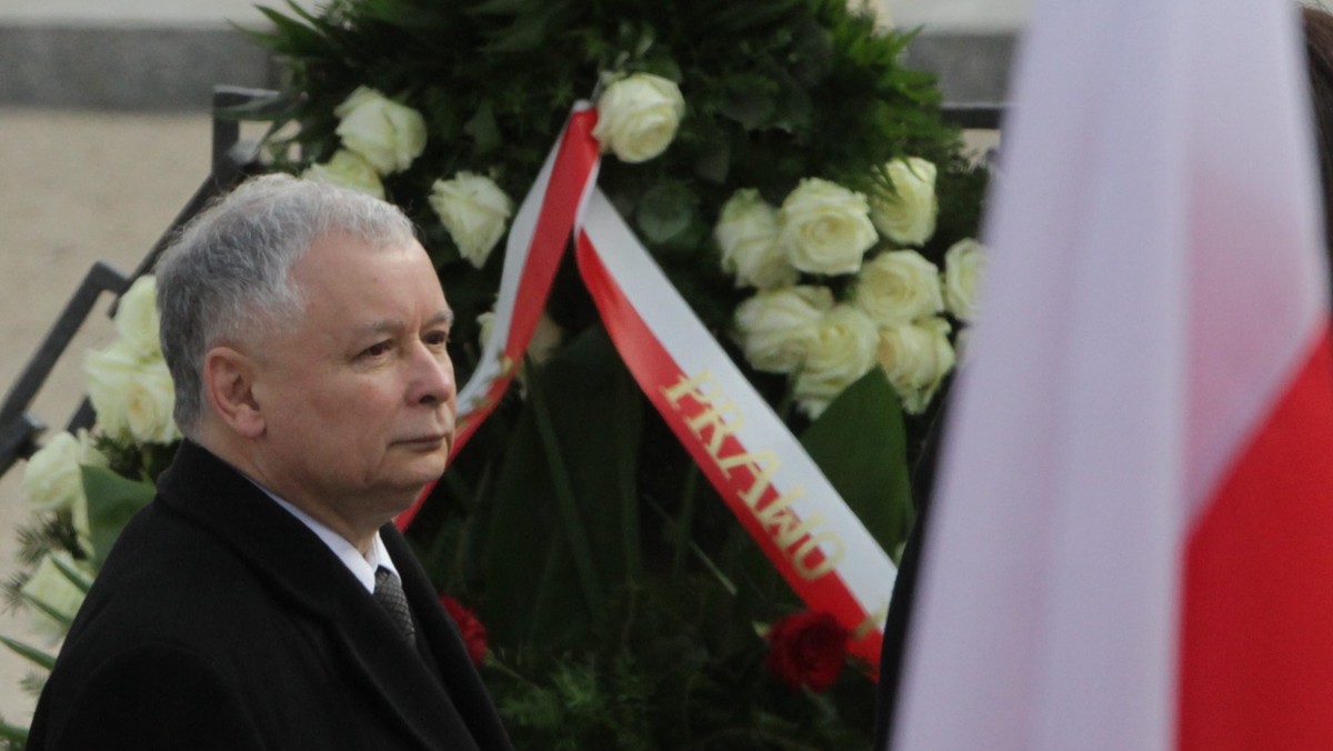 Jarosław Kaczyński ok. godz. 13 złożył wieńce przed pomnikiem upamiętniającym ofiary katastrofy smoleńskiej i na grobach swoich kolegów na Cmentarzu Powązkowskim w Warszawie. Dwie godziny wcześniej odbyły się tu oficjalne uroczystości państwowe, w których wzięli udział m.in. prezydent Bronisław Komorowski, premier Donald Tusk, marszałkowie Sejmu i Senatu: Grzegorz Schetyna i Bogdan Borusewicz.