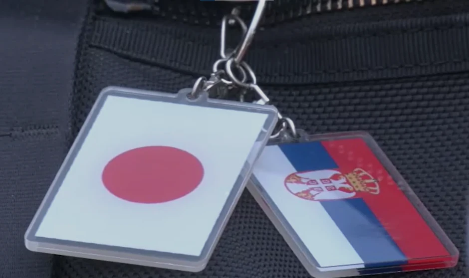 Na ranac okačio zastavu Japana kao znak raspoznavanja 