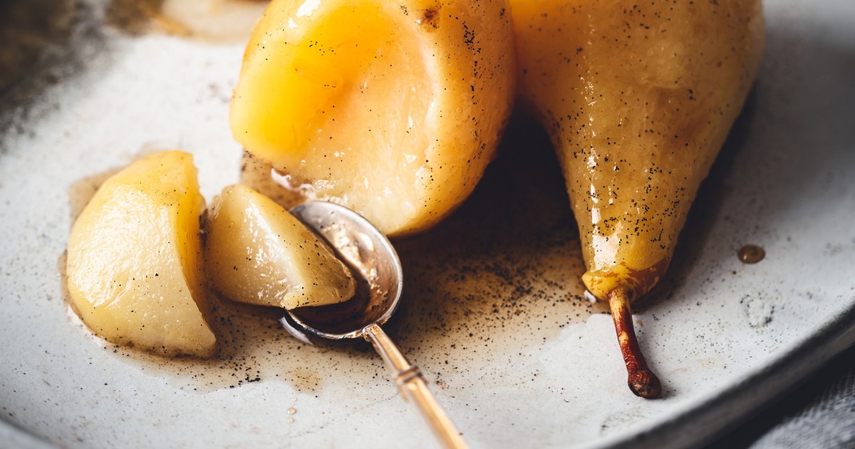 "Elegancja na talerzu". Przepis na gruszki w winie z waniliowym karmelem