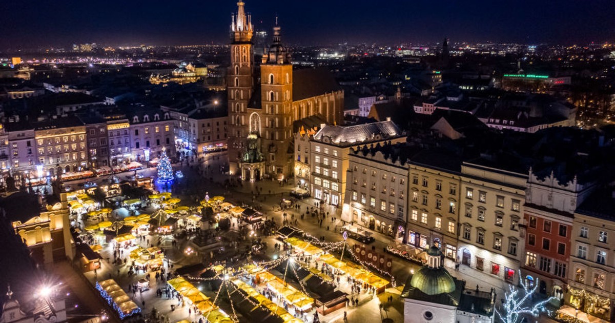 Turystów w Krakowie czeka zaskoczenie. Jarmark bożonarodzeniowy na Rynku Głównym ma konkurencje!
