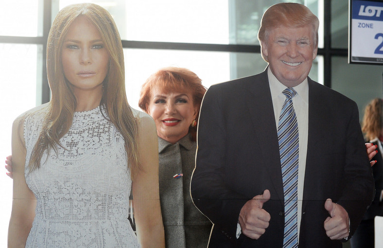 Symboliczne rozpoczecie programu ruchu bezwizowego "Odprawa rozpoczeta - do USA bez wiz". Georgette Mosbacher z makietami Donalda i Melanii Trump