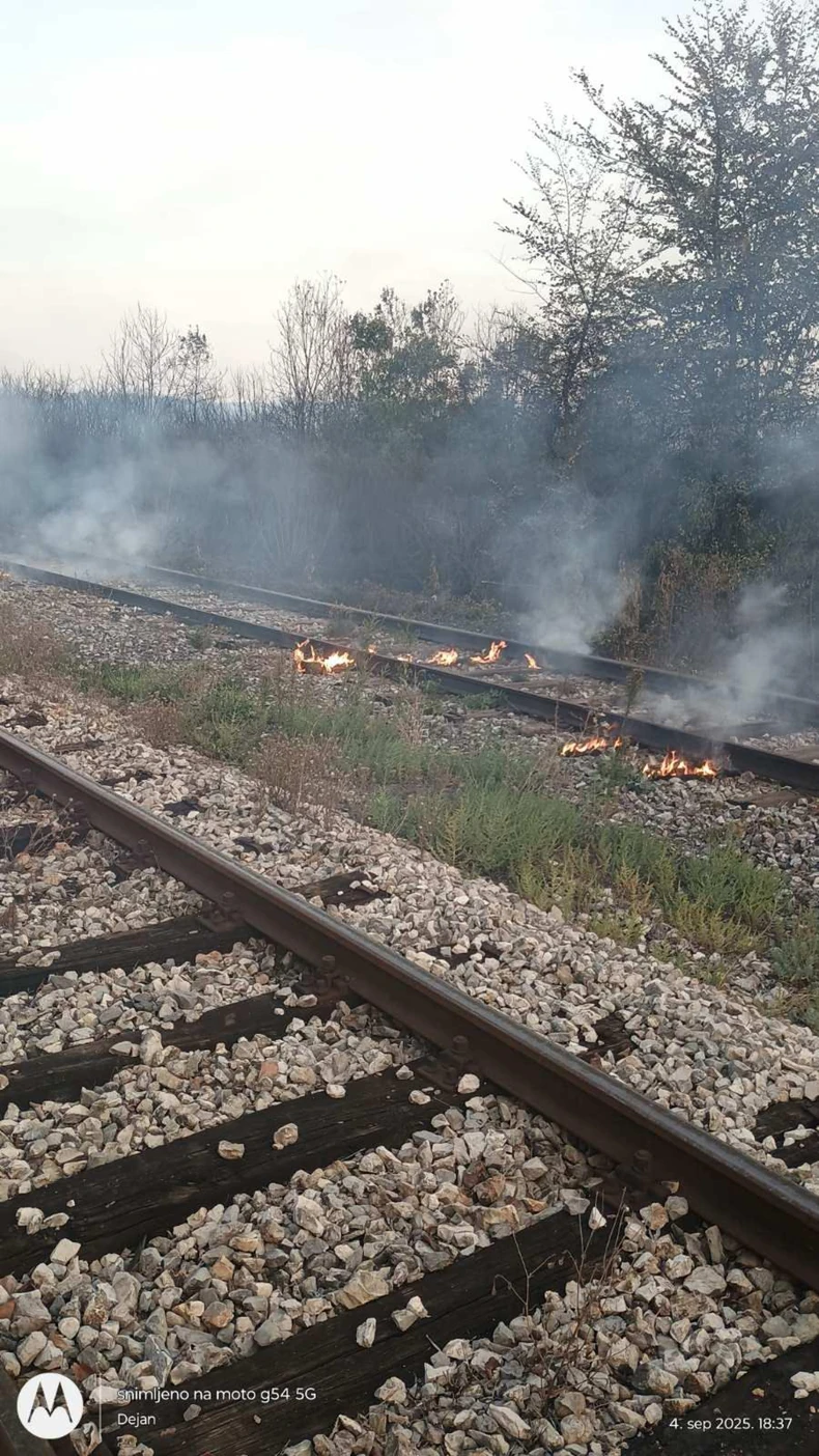 Požar kraj pruge u Brusniku