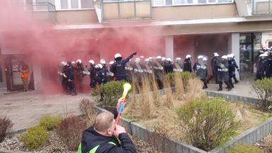 Tak z bliska wyglądały starcia z policją przed Sejmem. Petardy, gaz i latająca kostka brukowa