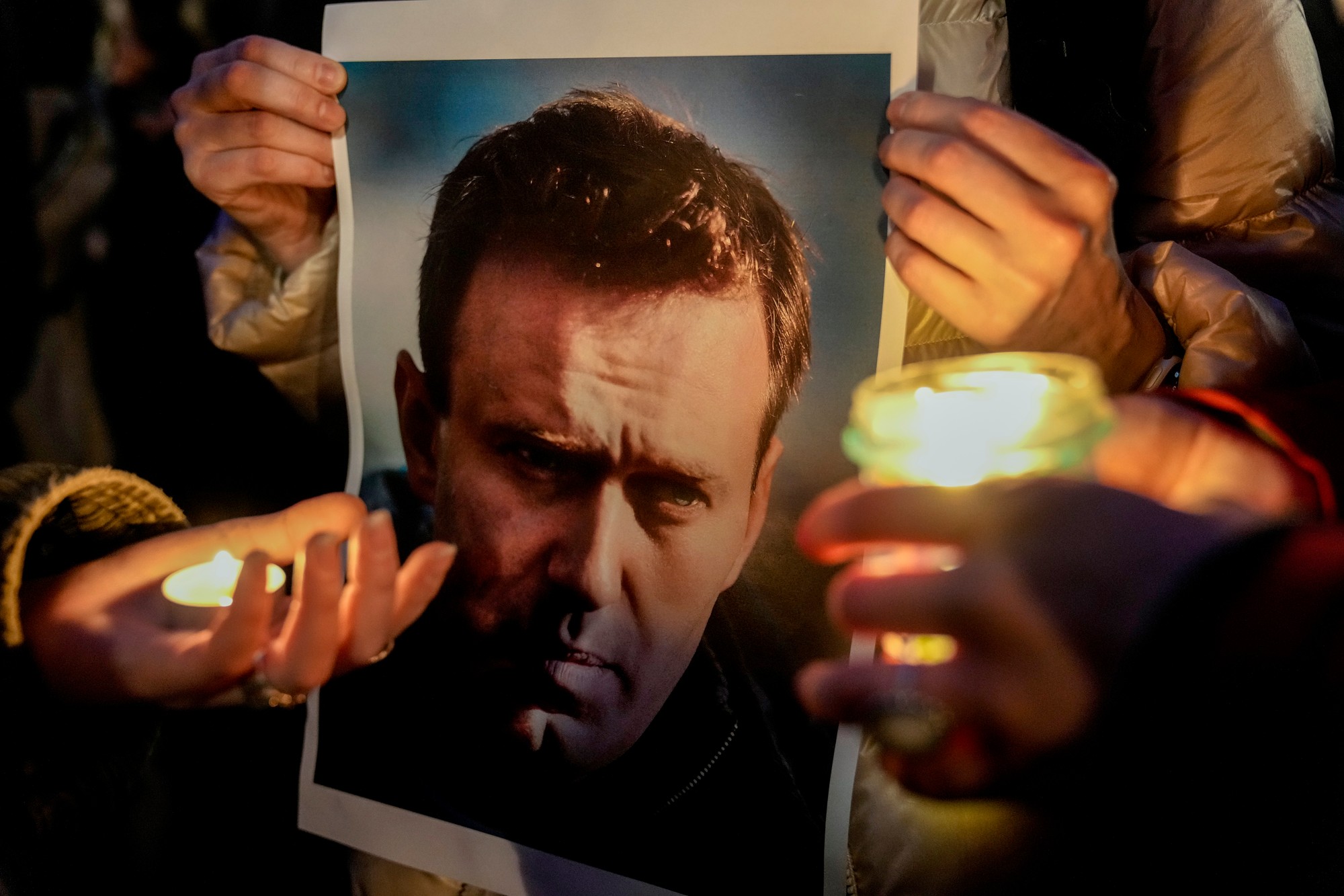 Ľudia sa zhromaždili pred ruským veľvyslanectvom v Berlíne na protest proti úmrtiu ruského opozičného lídra Alexeja Navaľného.