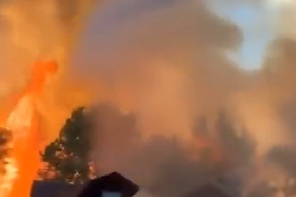 (FOTO, VIDEO) Nebo crveno, automobili sprženi, požar pustoši sve pred sobom, uvedeno VANREDNO STANJE: "Vatra ne može da se zaustavi"