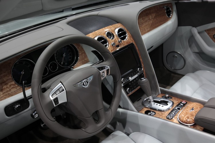 W środku nowego Bentleya Continental GTC