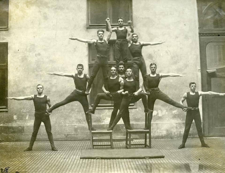 Popisy gimnastyczne członków stowarzyszenia "Sokił" – zdjęcie pozowane, 1913