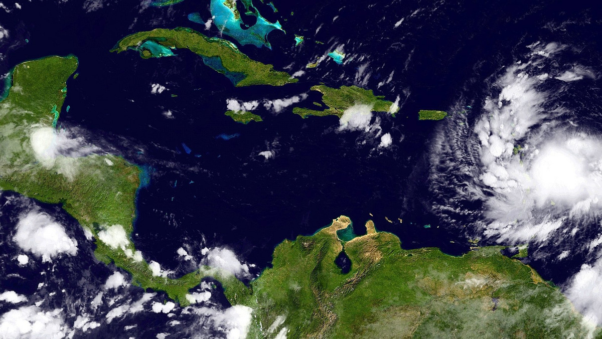 Sztorm tropikalny Isaac przeszedł w środę wieczorem nad Małymi Antylami i dotarł na Karaiby. Jak poinformowały amerykański służby meteorologiczne, w czwartek wichura skieruje się w stronę Portoryko, a później zagrozi Florydzie.