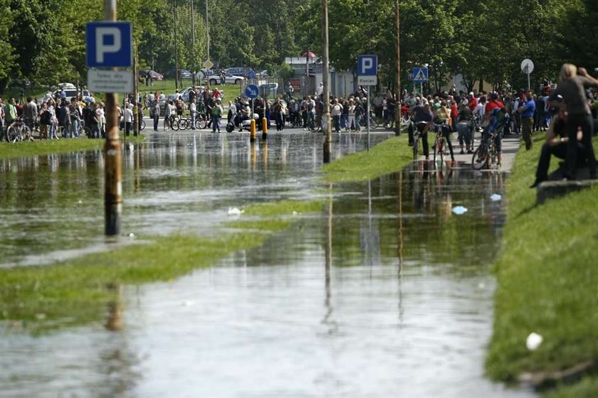 Wrocław tonie! Dramatyczna walka mieszkańców z żywiołem. Ślęza zalała osiedle Kozanów