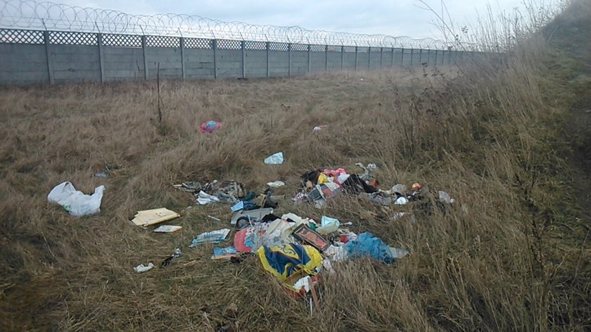 Grzebał w podrzuconych śmieciach i znalazł właścicielkę