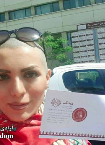 Iranka goląc głowę wypowiada walkę noszeniu chusty: "nie mam włosów, nie  możecie mnie aresztować" | Ofeminin