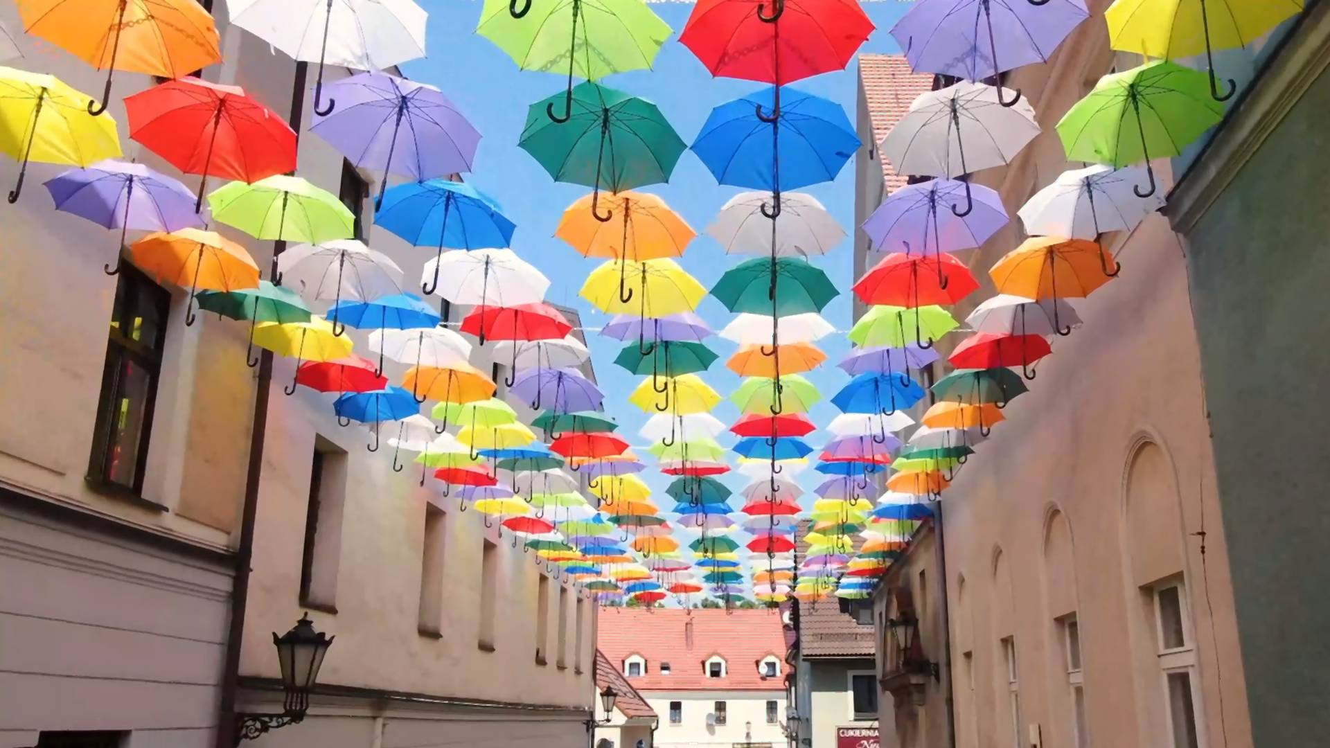 Pszczyna. Radny PiS uważa, że kolorowe parasolki to "inscenizacja tęczowej flagi"