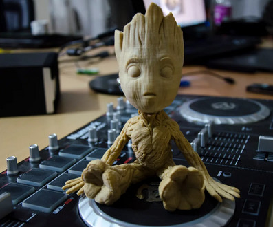 Guardians Of The Galaxy Sitzende Mini Baby Groot Figur