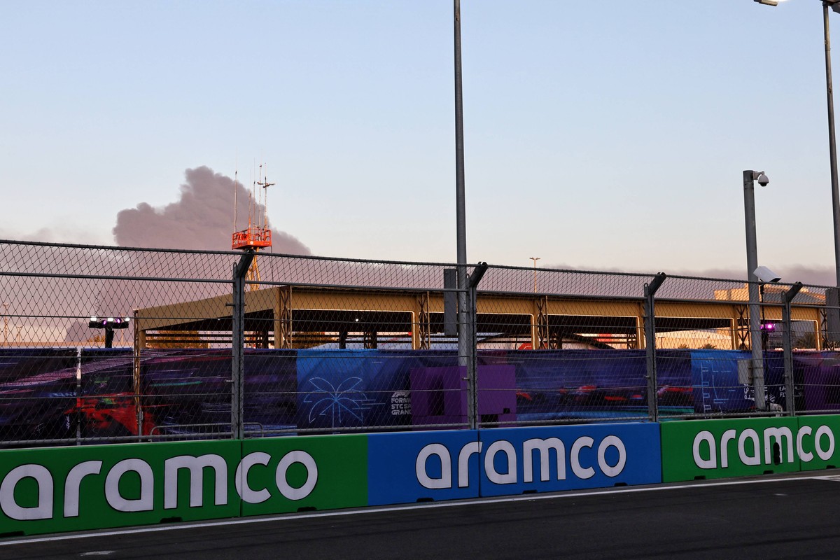 Widok z toru Formuły 1 w Dżuddzie na pożar pobliskich zakładów naftowych Aramco