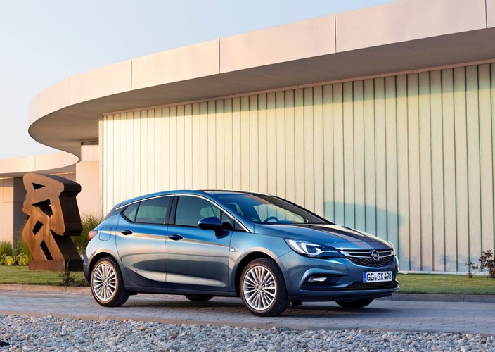 3. Opel Astra
Na trzecim miejscu znalazł się hatchback Opel Astra wyposażony w silnik 1.4 o mocy 125 KM. Najmniejszym spadkiem wartości może poszczycić się odmiana Enjoy. Procentowa wartość rezydualna wynosi w tym przypadku 55,7 proc. Oznacza to, że wartość auta kosztującego 76 050 zł (72 050 zł po rabacie wyprzedażowym) po przejechaniu 90 tys. km w czasie 36 miesięcy spada do poziomu 39 235 zł. 

Odmiana Enjoy została wyposażona w przednie i boczne poduszki powietrzne kierowcy i pasażera oraz kurtynowe poduszki w obu rzędach siedzeń, ręcznie sterowaną klimatyzację i elektrycznie sterowane przednie szyby.

Najtańsza odmiana Opla Astry została wyceniona na 59 900 zł, a pod maską znalazł się silnik benzynowy 1.4 o mocy 100 KM.