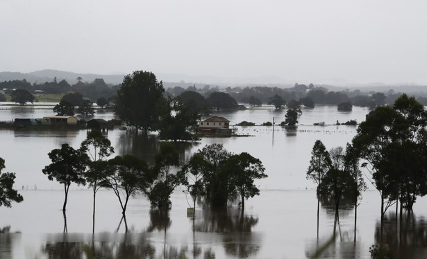 epa09089329 Floodwaters are seen near Kempsey , Northern NSW, Australia, 22 March 2021. Thousands of people have been evacuated on the NSW Mid-North Coast and western Sydney, as swollen rivers flood towns and torrential rain continues to lash much of the state's east coast. EPA/JASON O'BRIEN AUSTRALIA AND NEW ZEALAND OUT Dostawca: PAP/EPA.