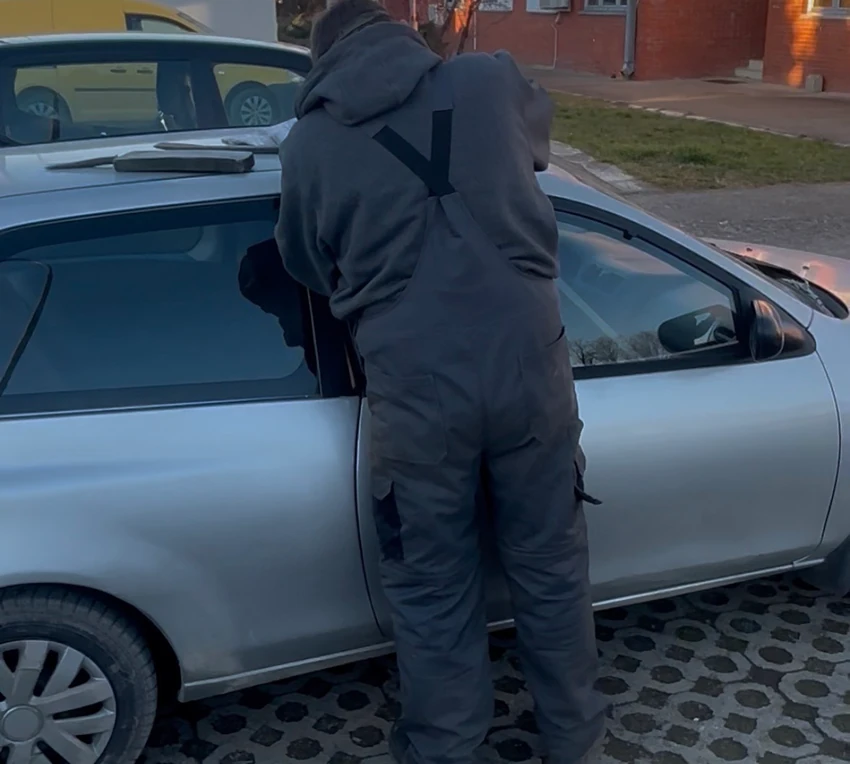 Potom je majstor izvadio opremu - čekić, nekoliko pajsera, veliku krpu, nekoliko klinova drvenih, veliku metalnu šipku poput one od gromobrana.