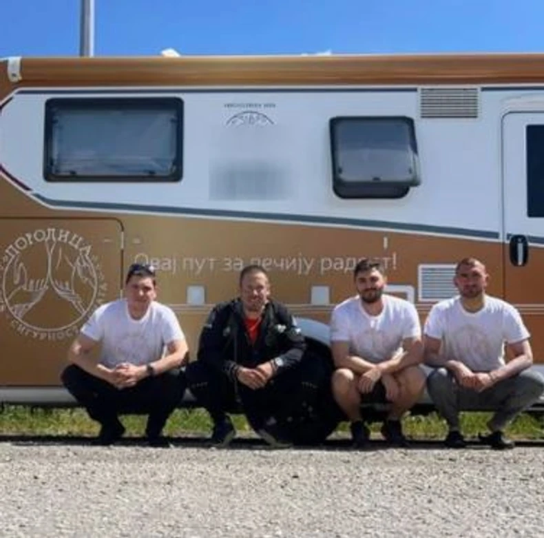 Nikola sa prijteljima na putu