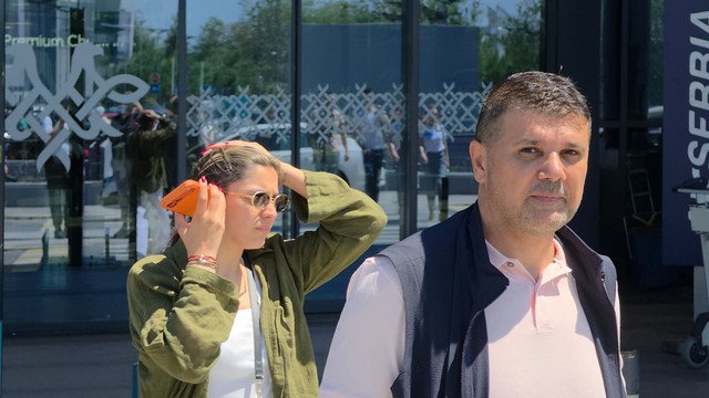 Nadica Ademov na aerodromu