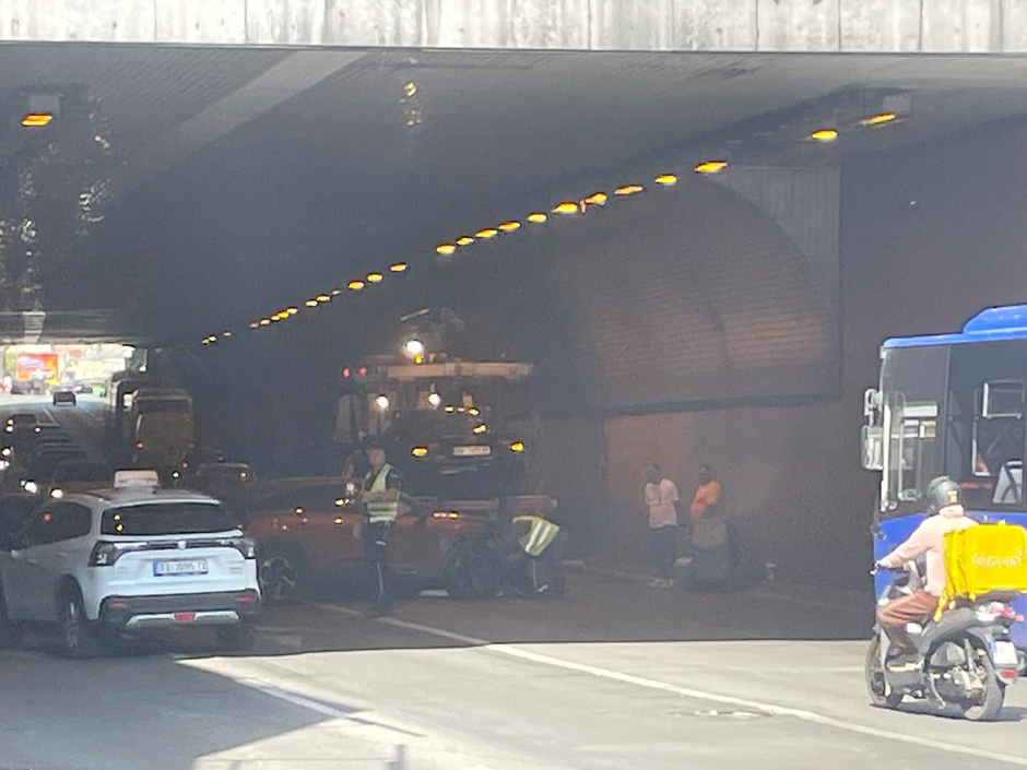 U sudaru u tunelu na Terazijama učestvovala dva automobila 