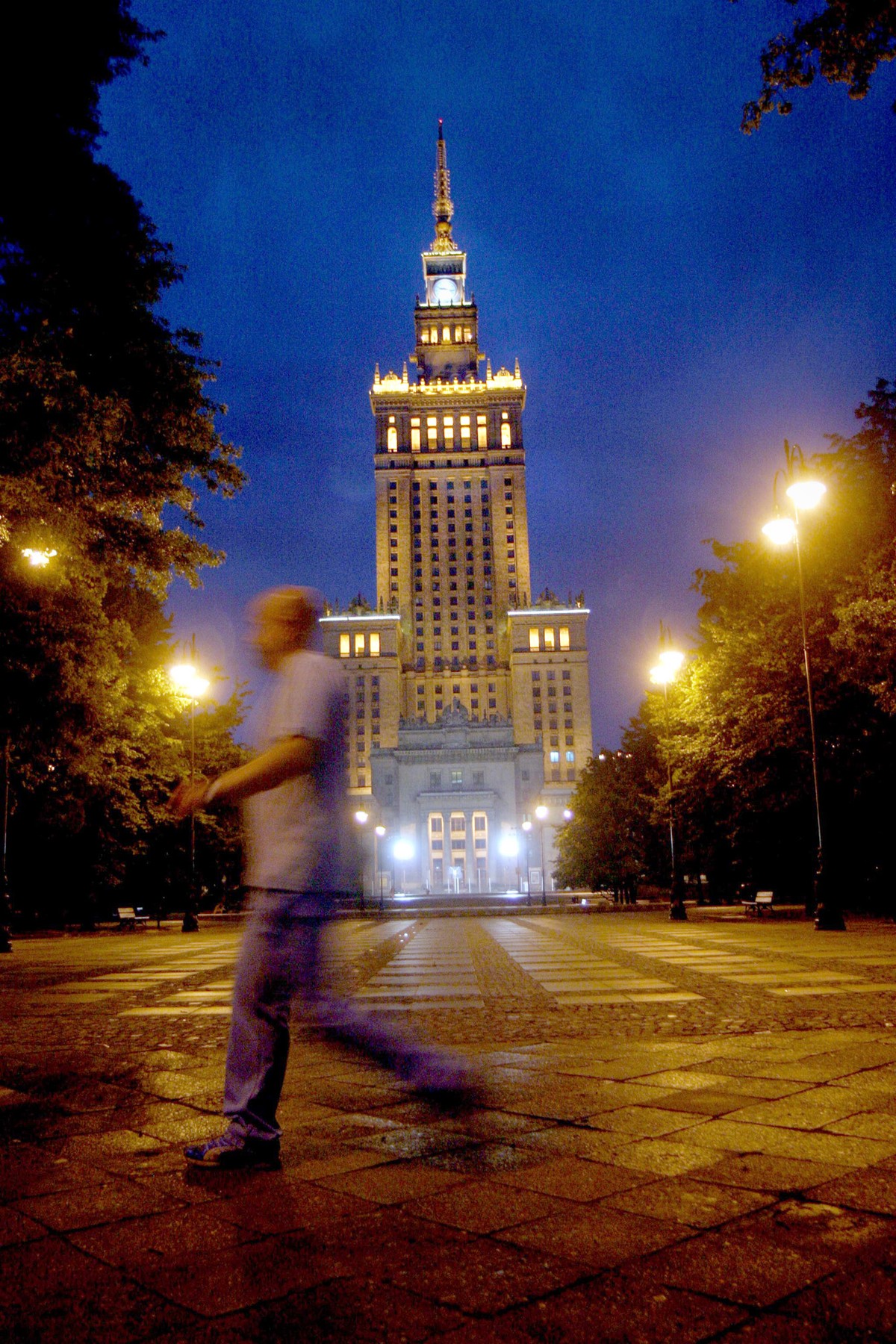 Warszawa nocą. Fot Bloomberg