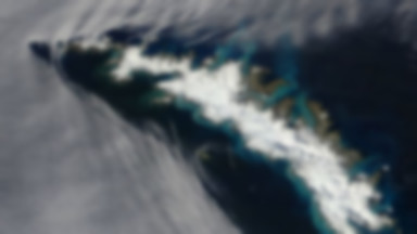 Chmury rozerwane przez góry. Zobacz niezwykłe zdjęcie NASA