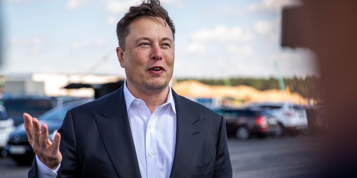 Elon Musk na budowie fabryki Tesli nieopodal Berlina, wrzesień 2020 r. 