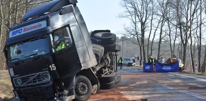 Ciężarówka zmiażdżyła trzy osobówki. Są ofiary śmiertelne