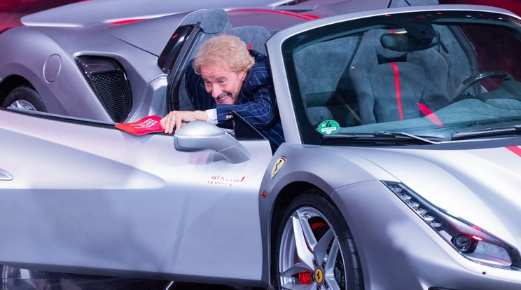 Thomas Gottschalk, német műsorvezető kiszáll egy Ferrariból egy RTL-es rendezvényen, 2022. december 11-én. / Fotó:  Getty Images