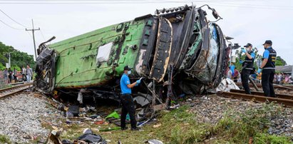 Dramat w Tajlandii. Autobus zderzył się z pociągiem. Nie żyje 20 osób