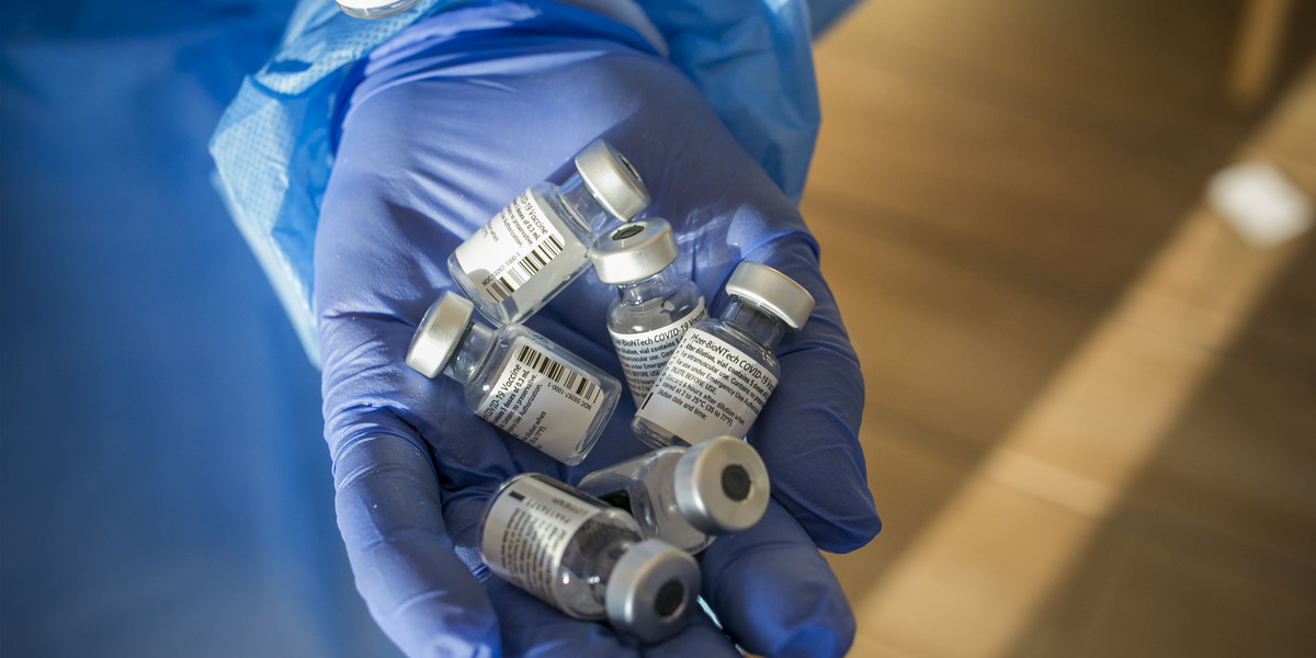 Szczepionki wyprodukowane przez Pfizer/BioNTech były pierwszymi, które dopuszczono do użytku w UE.