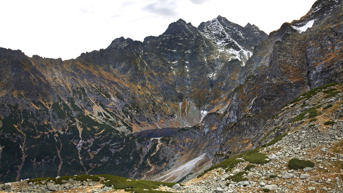 Na szlaku na najwyższy polski szczyt w Tatrach – Rysy (2499 m) doszło dziś do nieszczęśliwego wypadku. Dwie osoby poślizgnęły się na zalegającym, zmrożonym śniegu i spadły w przepaść. Jeden z turystów zmarł w szpitalu.