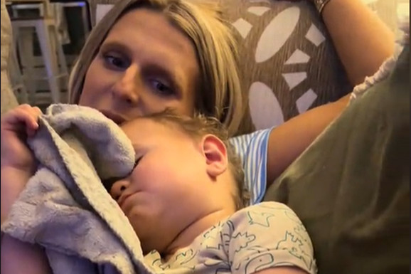 Dečak spavao dubokim snom uz svoje ćebence u toplom maminom naručju, a onda je otac uradio ovo: Majka nije mogla da veruje! (VIDEO)