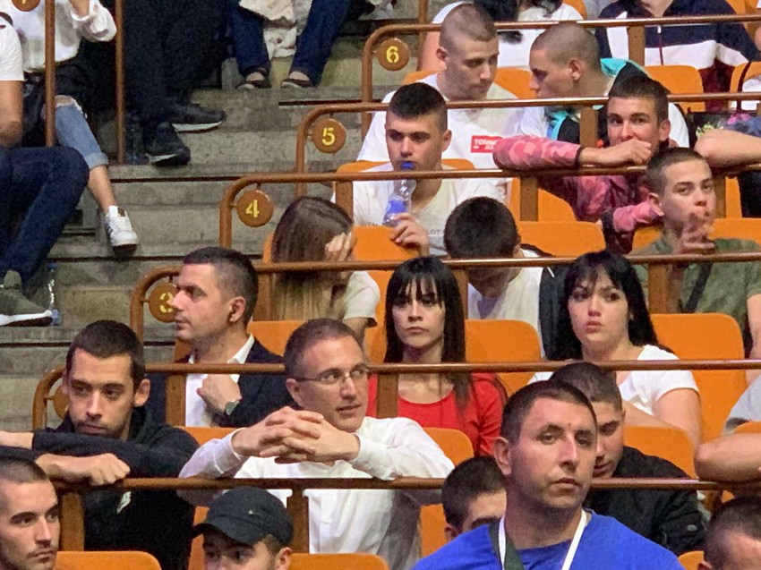 Ministar unutrašnjih poslova i visoki funckioner naprednjaka Nebojša Stefanović u društvu omladine SNS na proslavi 11. rođendana stranke u Novom Sadu