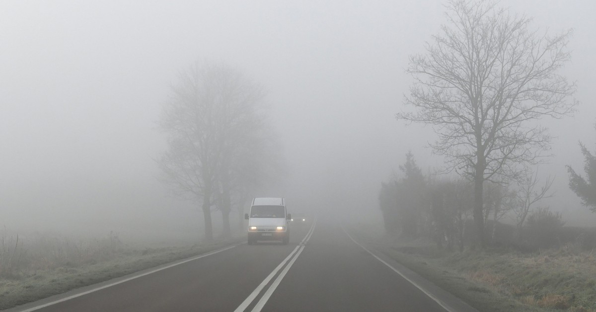 Kolejny dzień z mgłami i zachmurzeniem. IMGW ostrzega przed marznącymi opadami. Gdzie będzie padać?