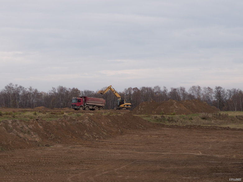 Budowa drogi ekspresowej S-1 - odcinek Dankowice - węzeł Suchy Potok - zdjęcia z poziomu ziemi - 17.11.2022 - autor: GDDKiA