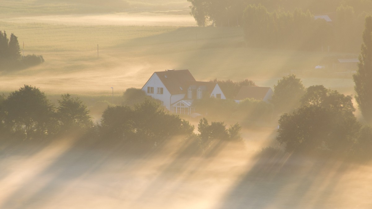 Jutro na wschodzie kraju początkowo można spodziewać się opadów mokrego śniegu przechodzącego w deszcz ze śniegiem. Poza tym będzie pochmurno z lokalnymi, słabymi opadami mżawki lub deszczu.