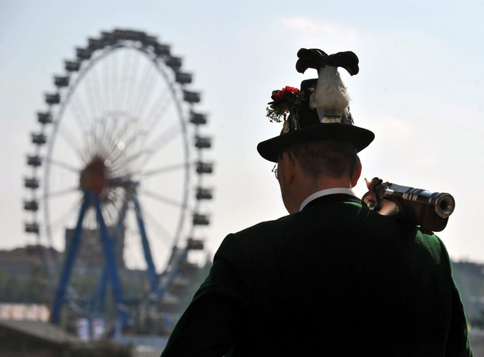Mężczyzna w stroju ludowym po oddaniu salwy na zakończenie Oktoberfest