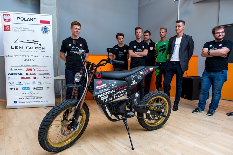 Budowa motocykla skonstruowanego przez studentów wrocławskiej uczelni kosztowała około 200 tys. zł.<br><br>(nlat) PAP/Maciej Kulczyński