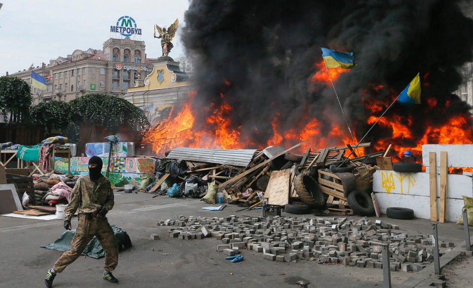 UKRAINE CRISIS  (Ukrainians clean the Maydan.)