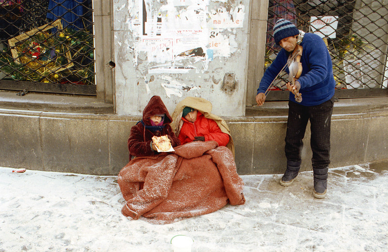 Rumuńscy Romowie na ulicy w centrum Warszawy (styczeń 1996 r.)