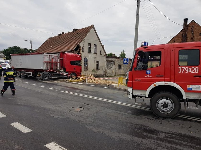 Ciężarówka wjechała w budynek. Zawiniła pszczoła